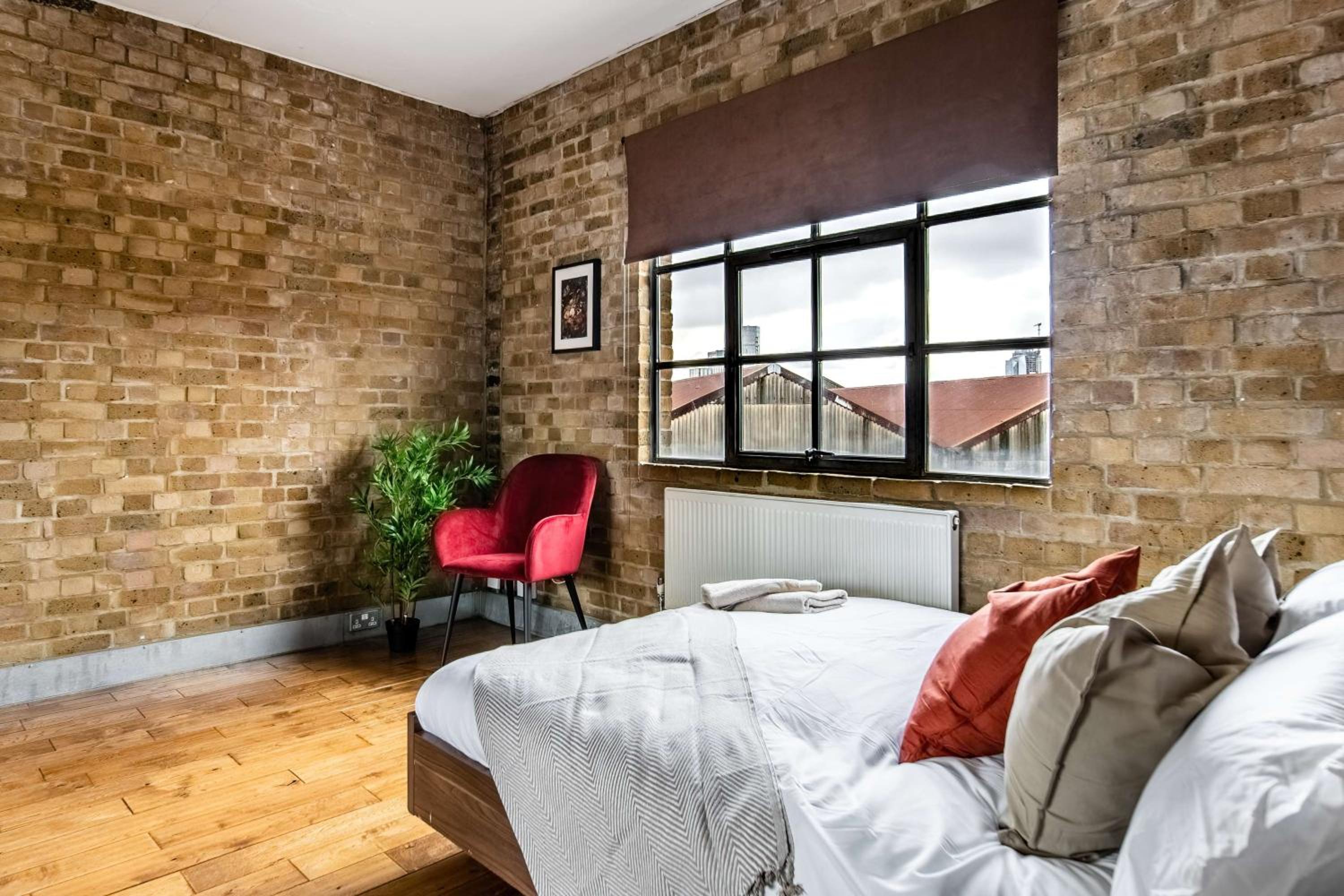Livestay-Fabulous Three Bed Warehouse Conversion Apartment