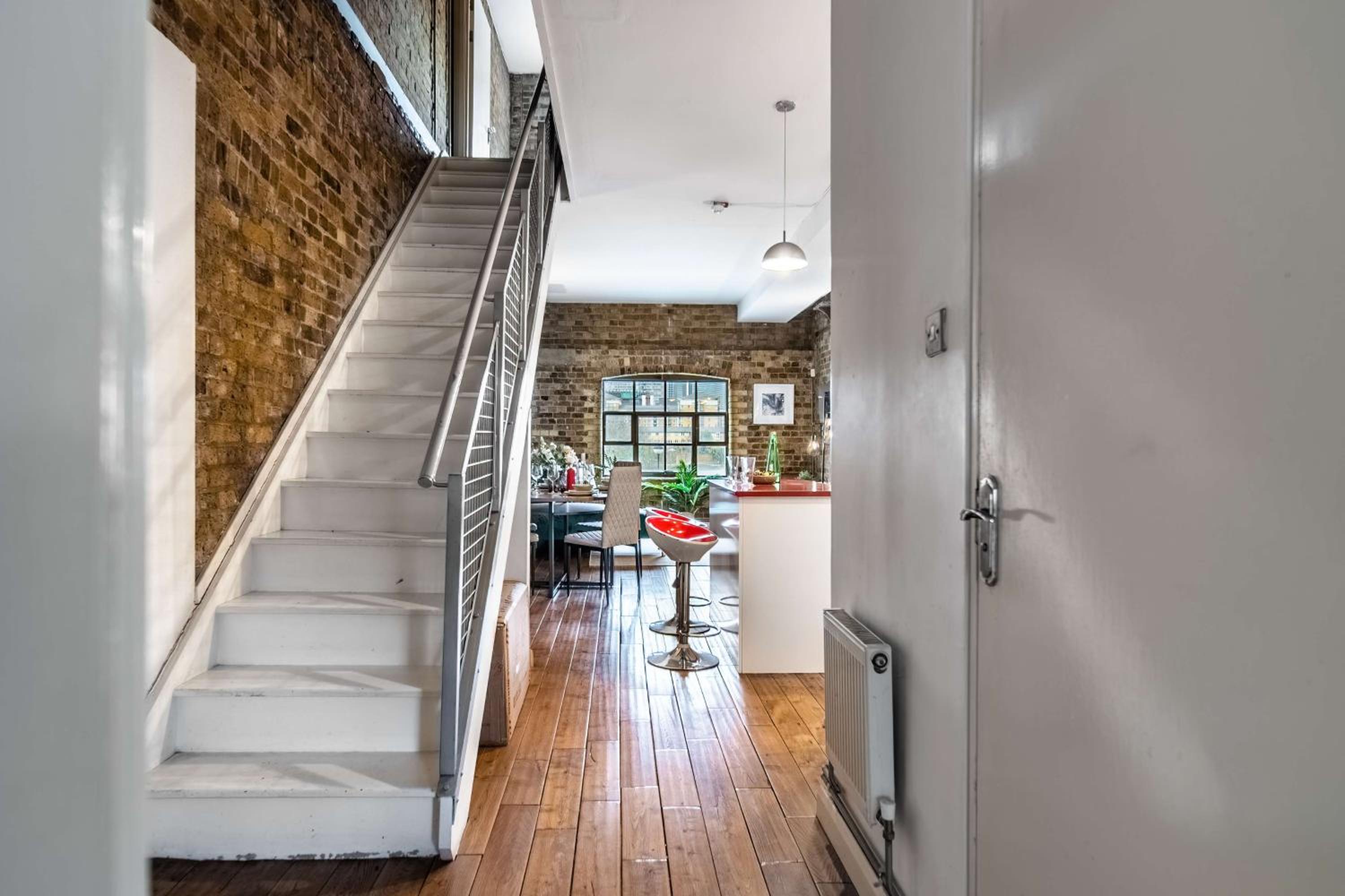 Livestay-Fabulous Three Bed Warehouse Conversion Apartment