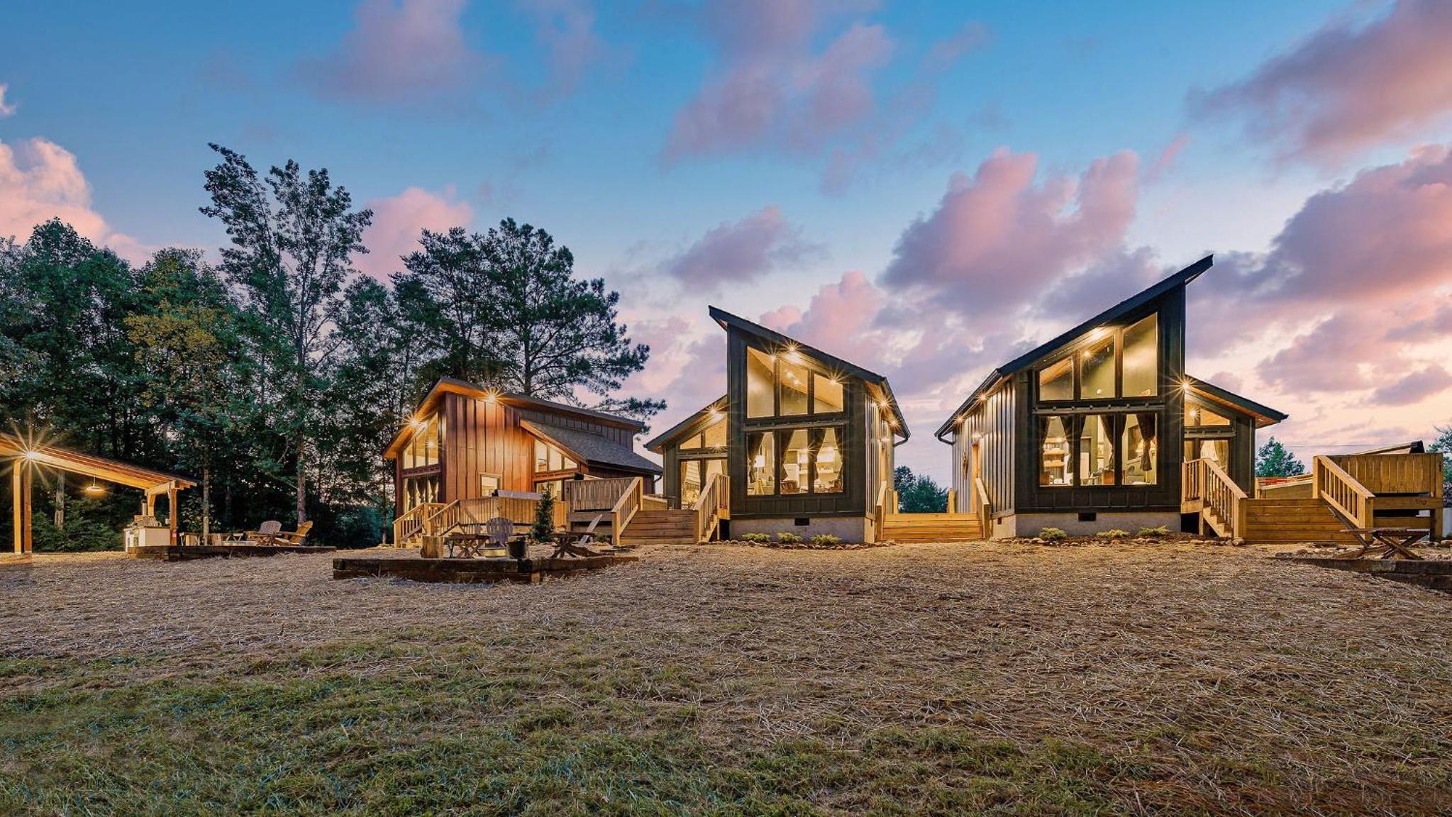 3 Cabins w/ Sauna, Hot Tubs, Pickleball, & Golf!