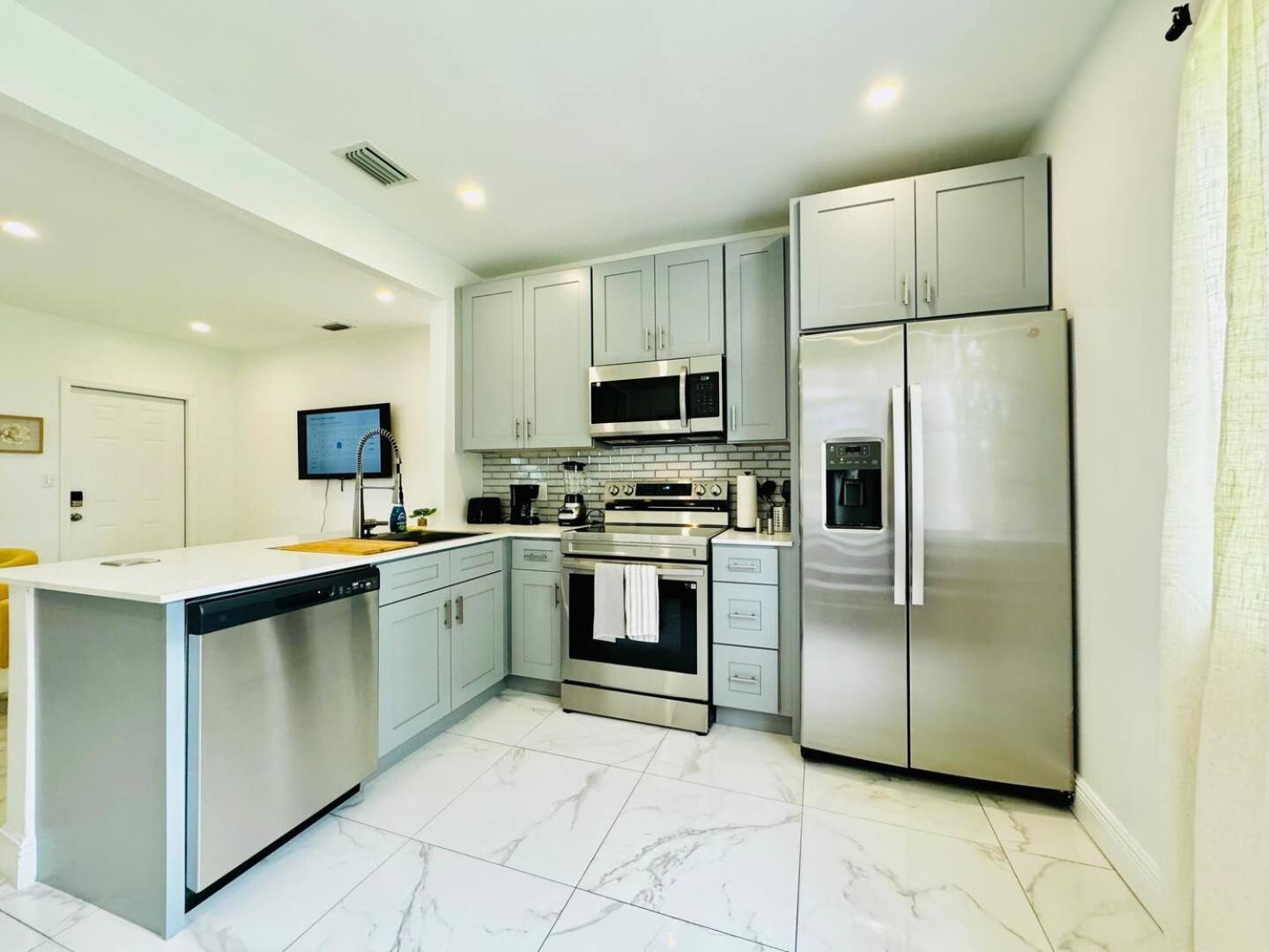 Top Location! BBQ, Private Yard & Near Ocean view 4