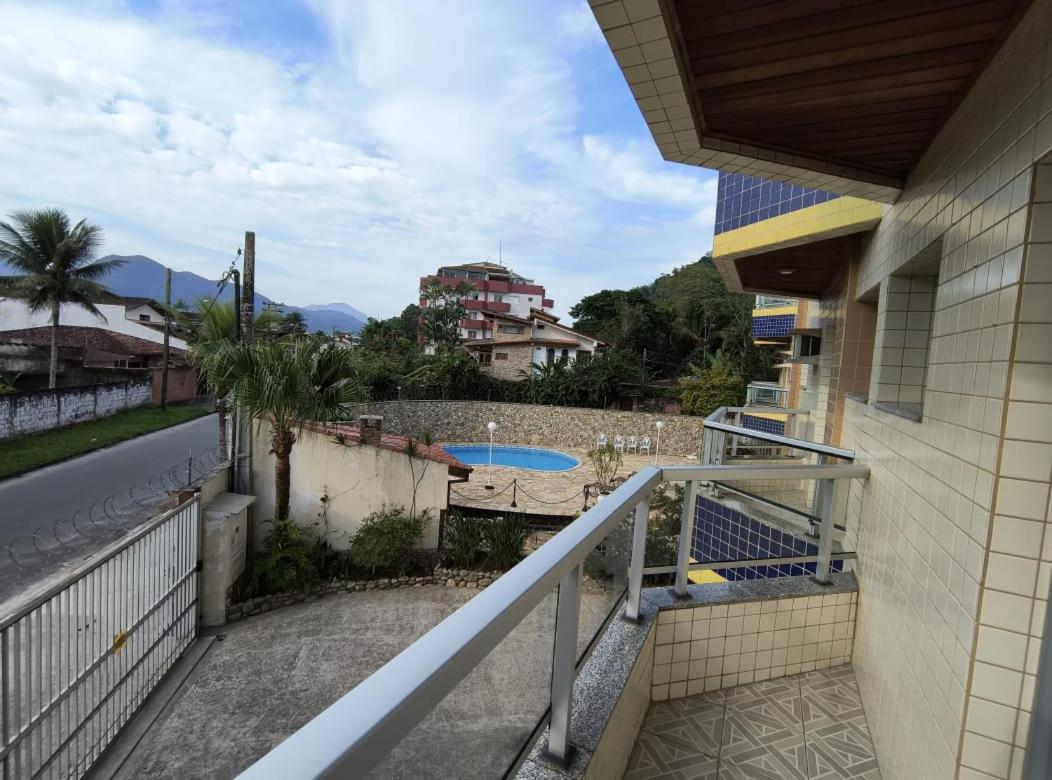 Apartamento com piscina, 300m da praia