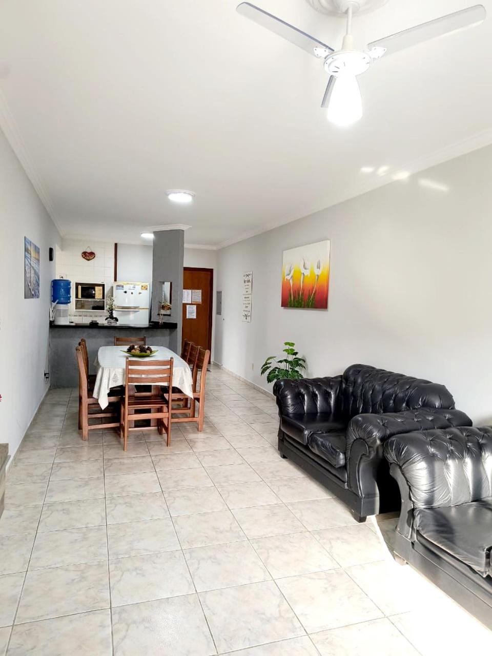 Apartamento com piscina, 300m da praia