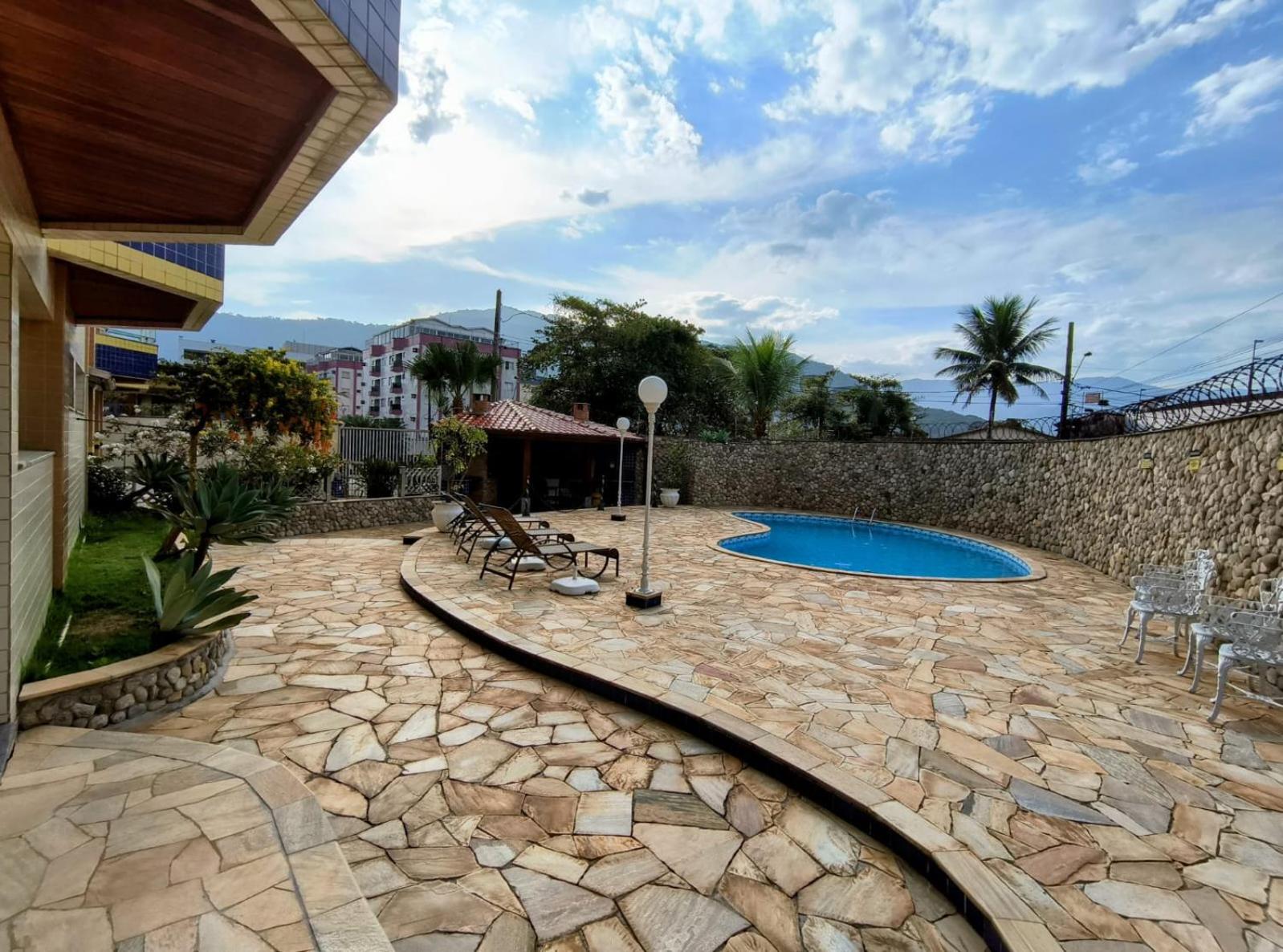 Apartamento com piscina, 300m da praia