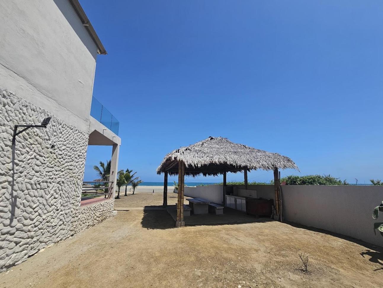 Hermosa Casa en Pto Cayo Ecuador