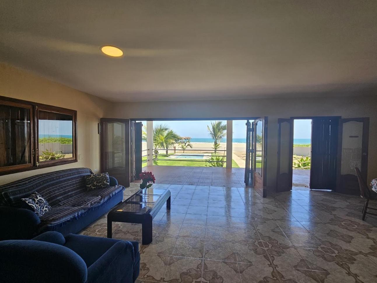 Hermosa Casa en Pto Cayo Ecuador