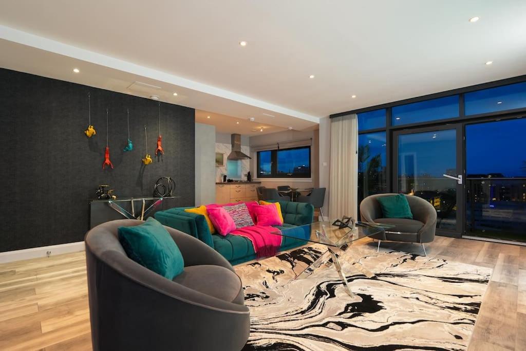 Luxurious Penthouse with Bar at Glasgow Hydro & SECC view 3