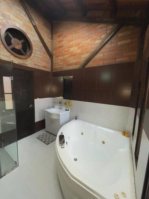 Bella casa estilo rustico moderno