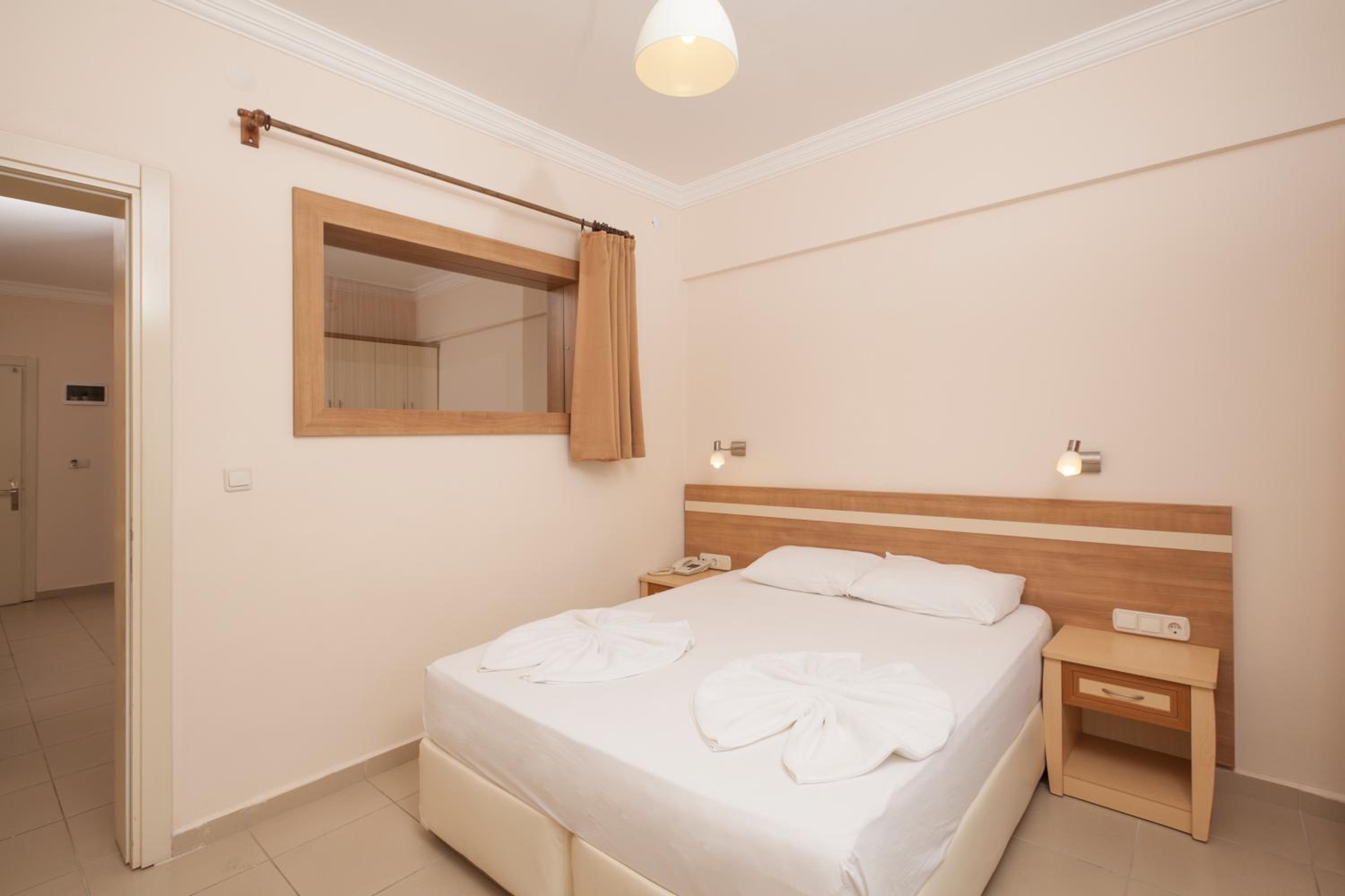 Catty Cats Garden Hotel - Image 32