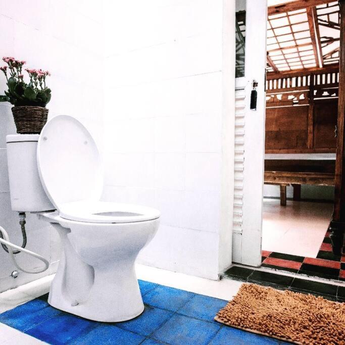 Joglo House in Central Bogor By penggemarlawas view 4