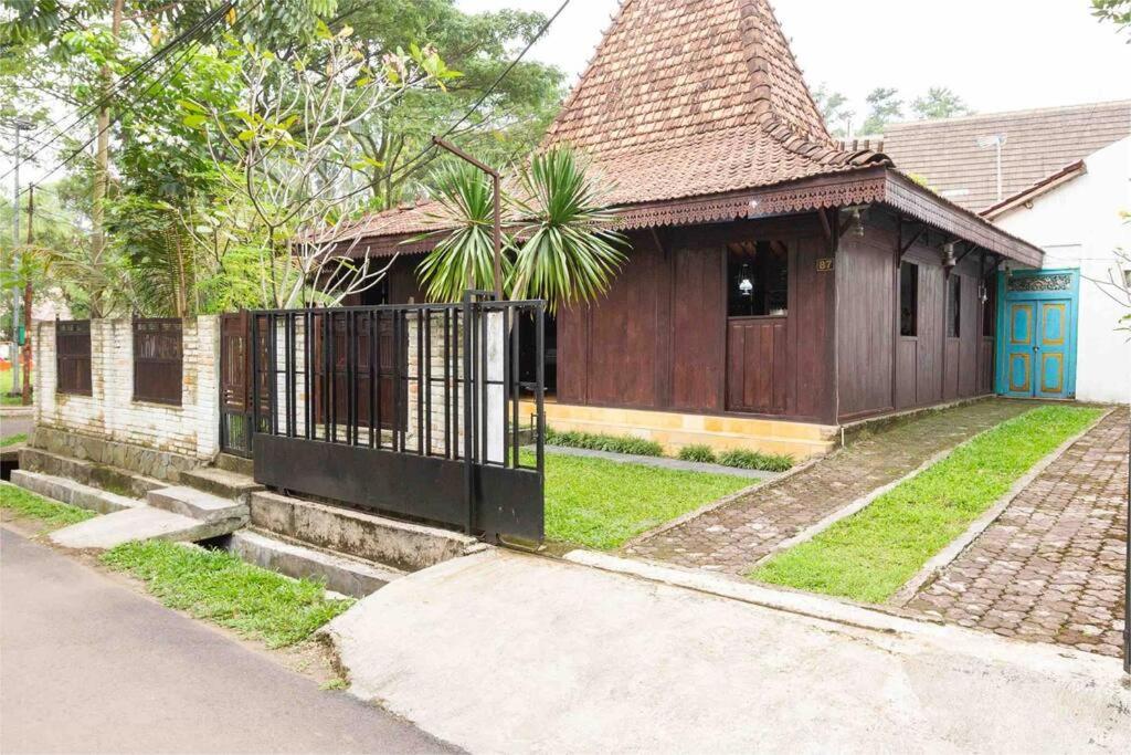 Joglo House in Central Bogor By penggemarlawas view 5