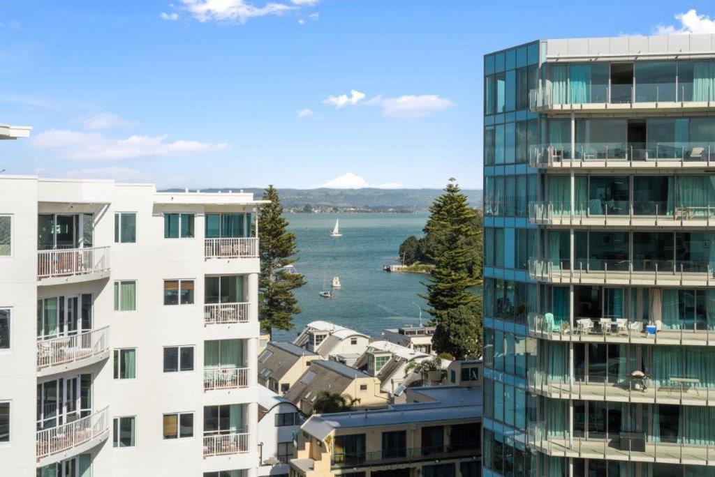 Hotel Superb Elevated Views of Harbour with Heated Pool, Gym & Parking - Image 1