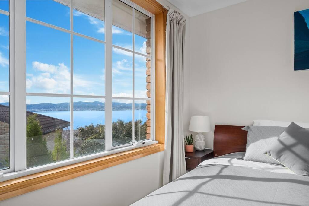Luxury Sandy Bay Living River Views Free Parking