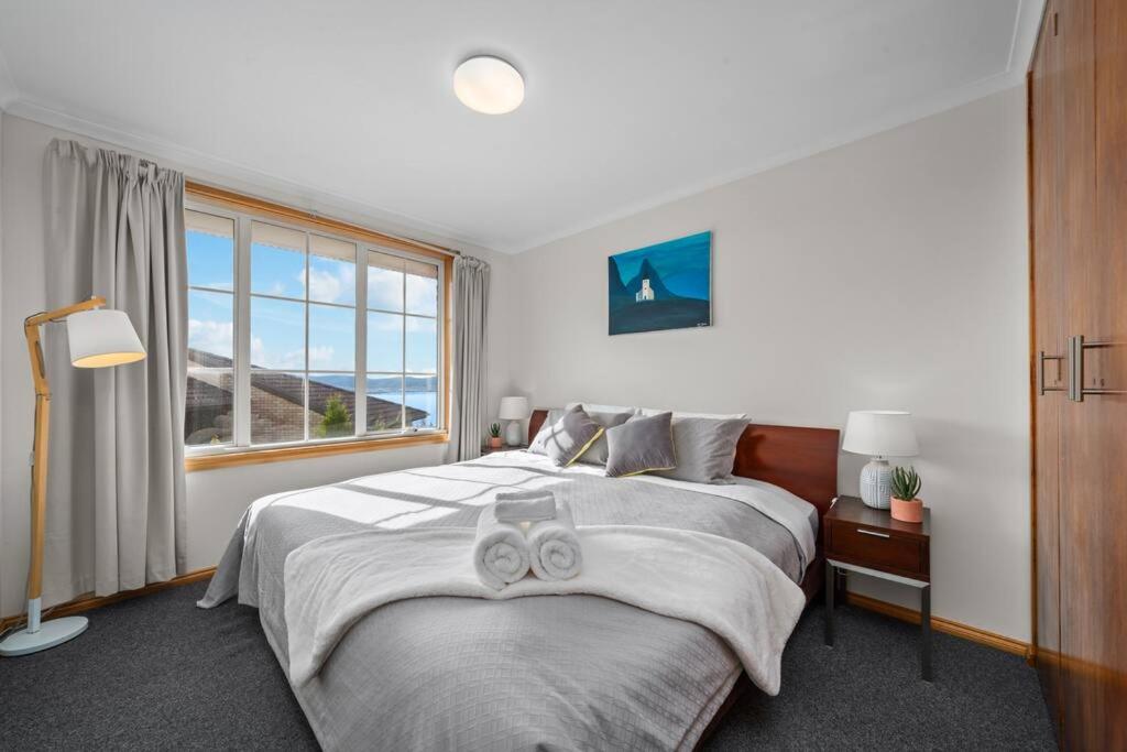 Luxury Sandy Bay Living River Views Free Parking