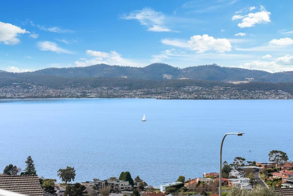 Luxury Sandy Bay Living River Views Free Parking