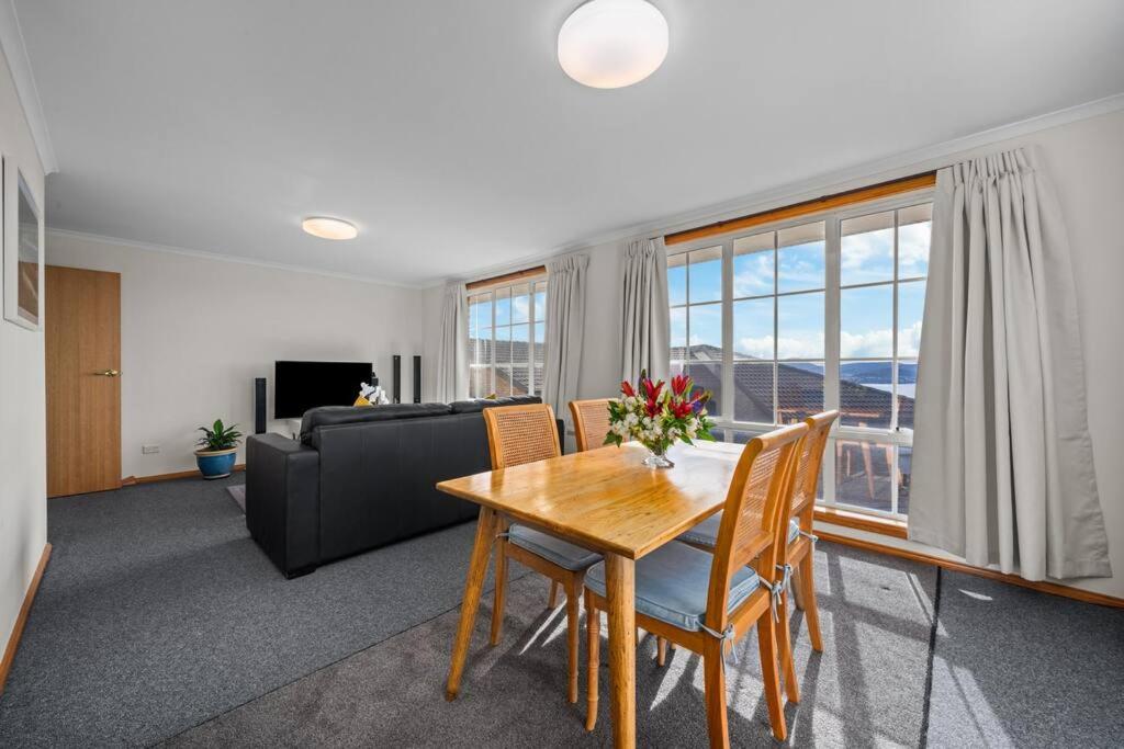 Luxury Sandy Bay Living River Views Free Parking
