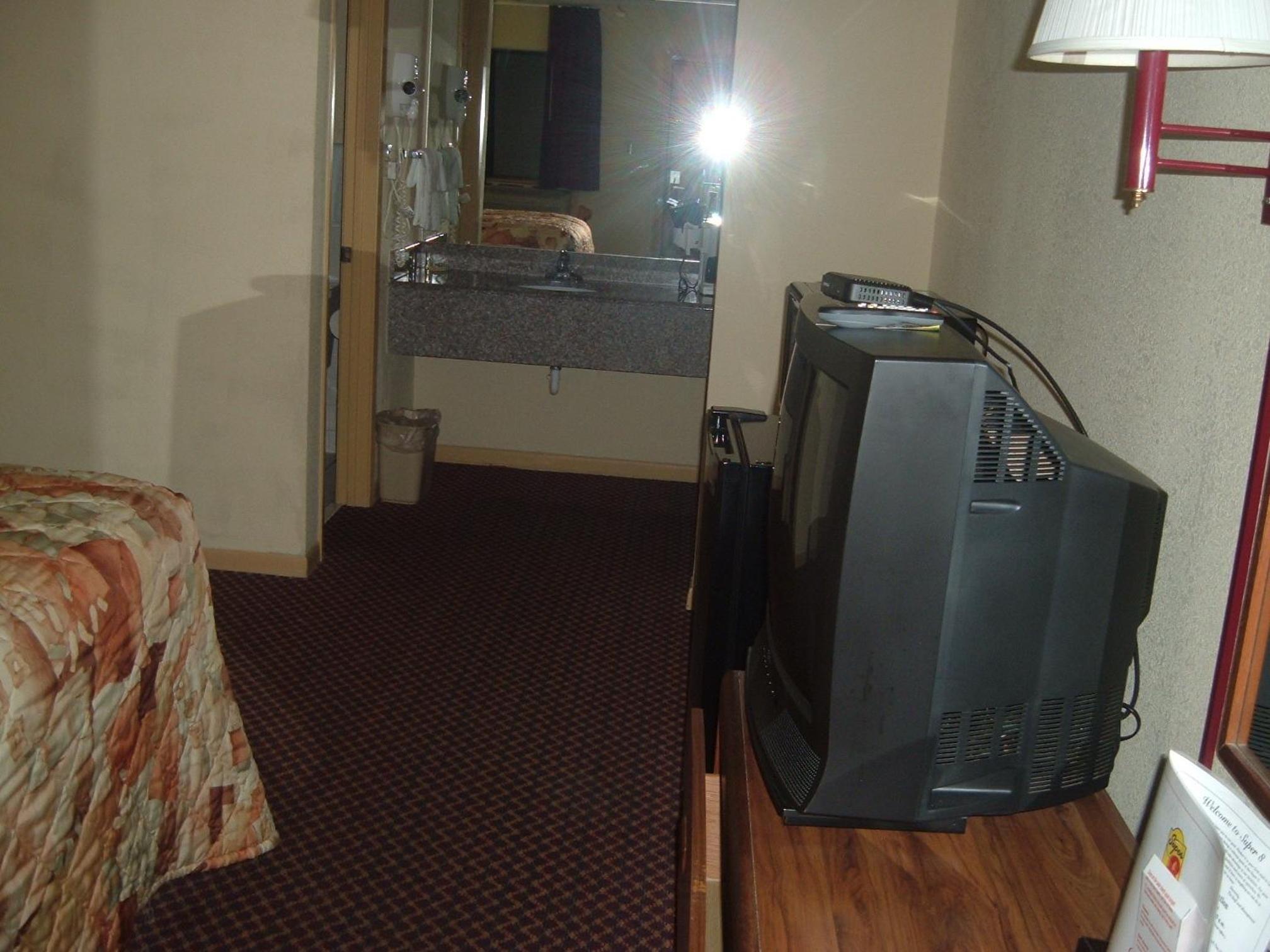 Laurel Vacations - Super 8 by Wyndham Laurel - Property Image 16