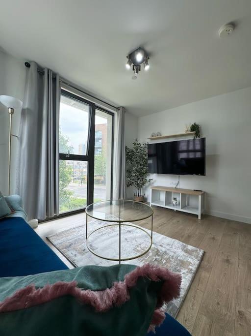 Spacious 2bed 2bath, 1 min walk to DLR, 4 mins to Canary Wharf