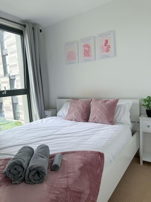 Spacious 2bed 2bath, 1 min walk to DLR, 4 mins to Canary Wharf