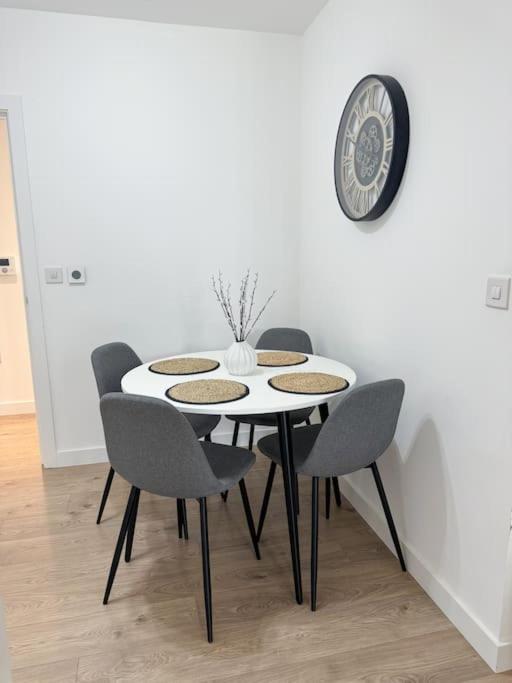 Spacious 2bed 2bath, 1 min walk to DLR, 4 mins to Canary Wharf