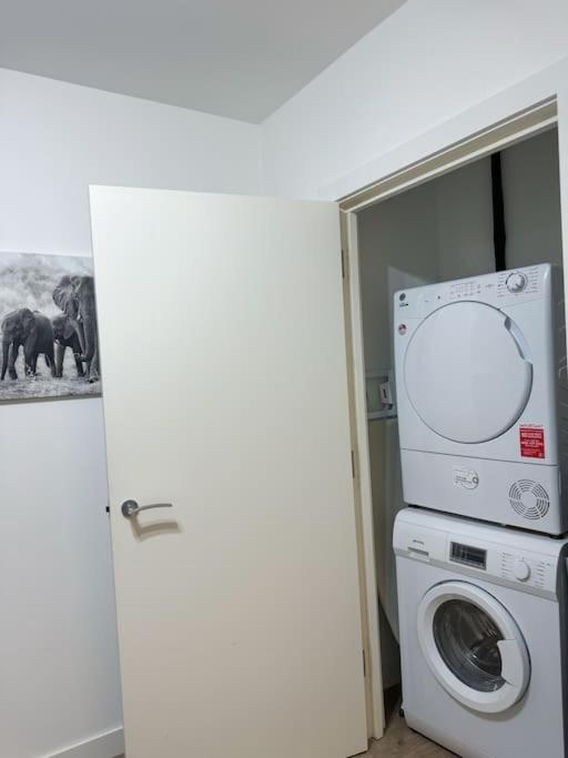 Spacious 2bed 2bath, 1 min walk to DLR, 4 mins to Canary Wharf