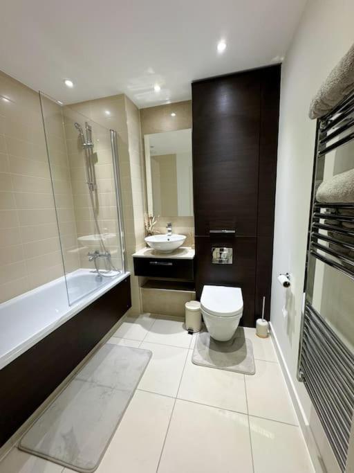 Spacious 2bed 2bath, 1 min walk to DLR, 4 mins to Canary Wharf