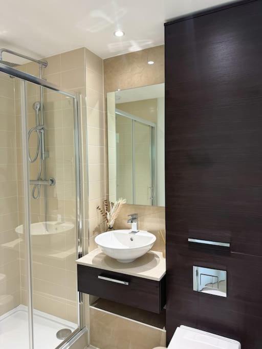 Spacious 2bed 2bath, 1 min walk to DLR, 4 mins to Canary Wharf