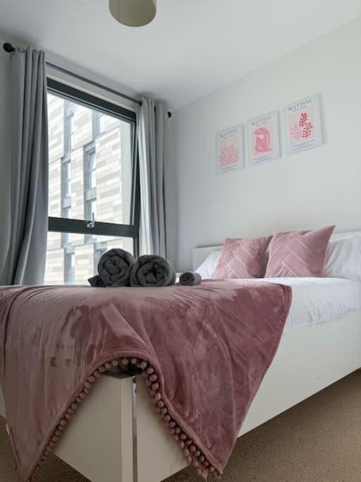 Spacious 2bed 2bath, 1 min walk to DLR, 4 mins to Canary Wharf