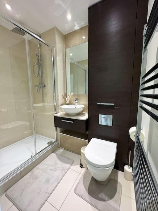 Spacious 2bed 2bath, 1 min walk to DLR, 4 mins to Canary Wharf