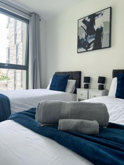 Spacious 2bed 2bath, 1 min walk to DLR, 4 mins to Canary Wharf