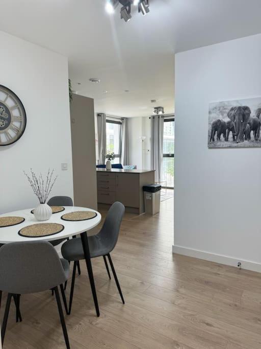 Spacious 2bed 2bath, 1 min walk to DLR, 4 mins to Canary Wharf