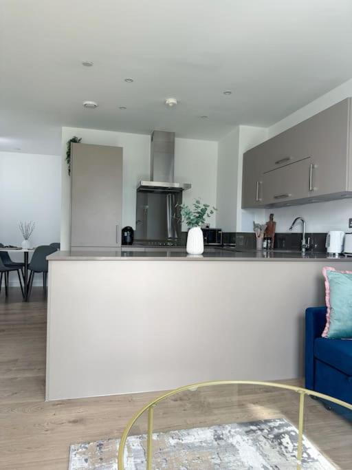 Spacious 2bed 2bath, 1 min walk to DLR, 4 mins to Canary Wharf