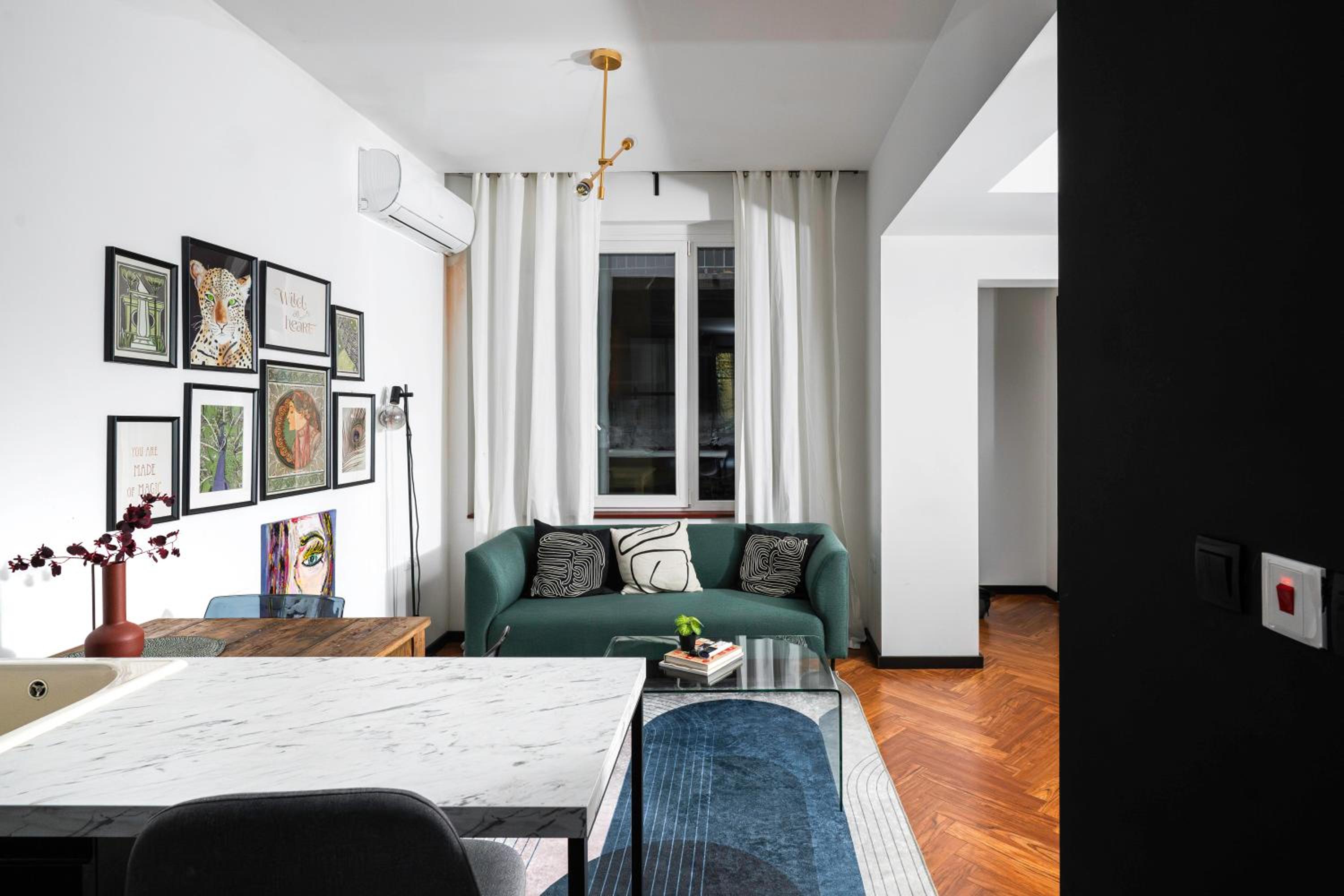 Central Art-Inspired Flat with Private Garage