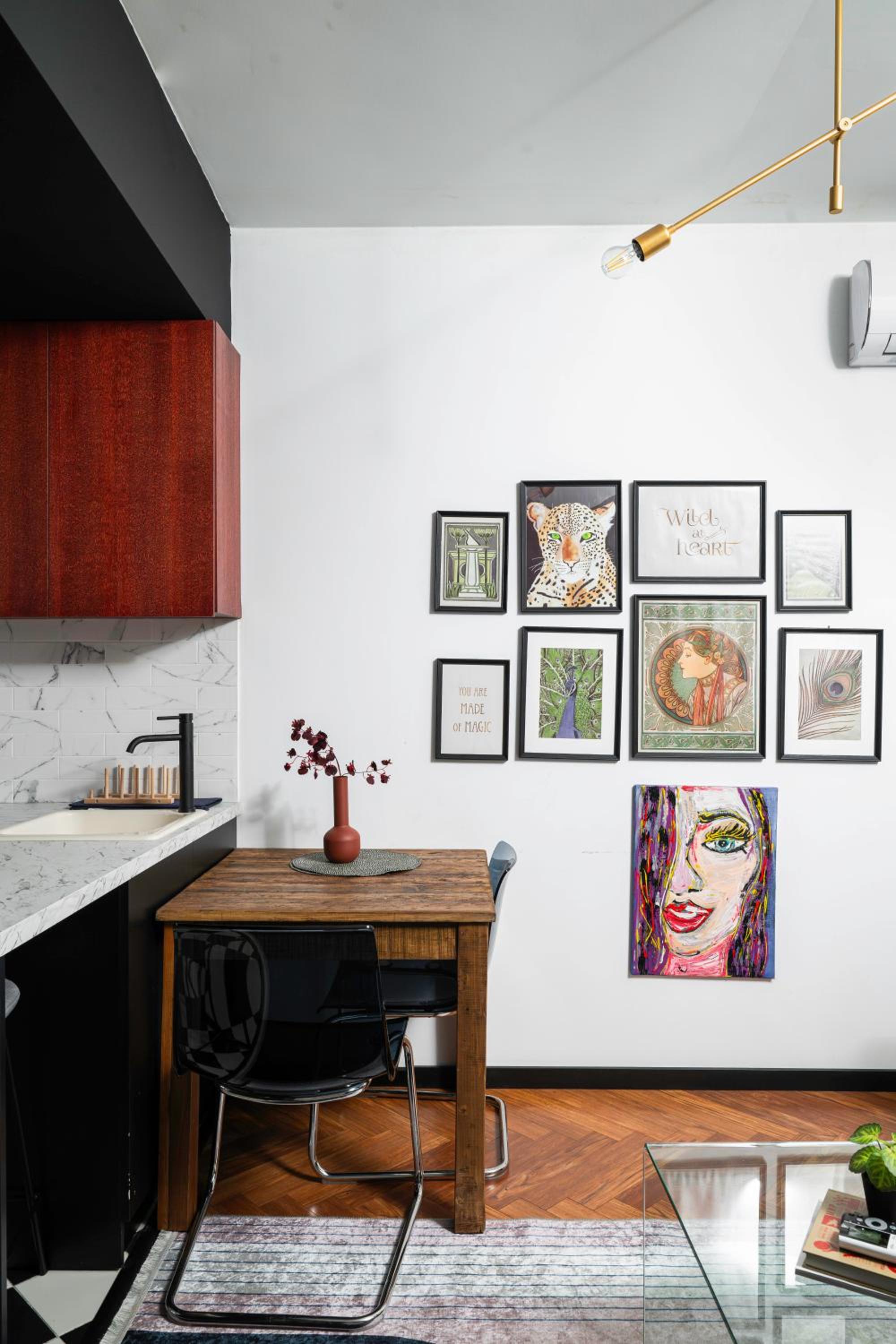Central Art-Inspired Flat with Private Garage