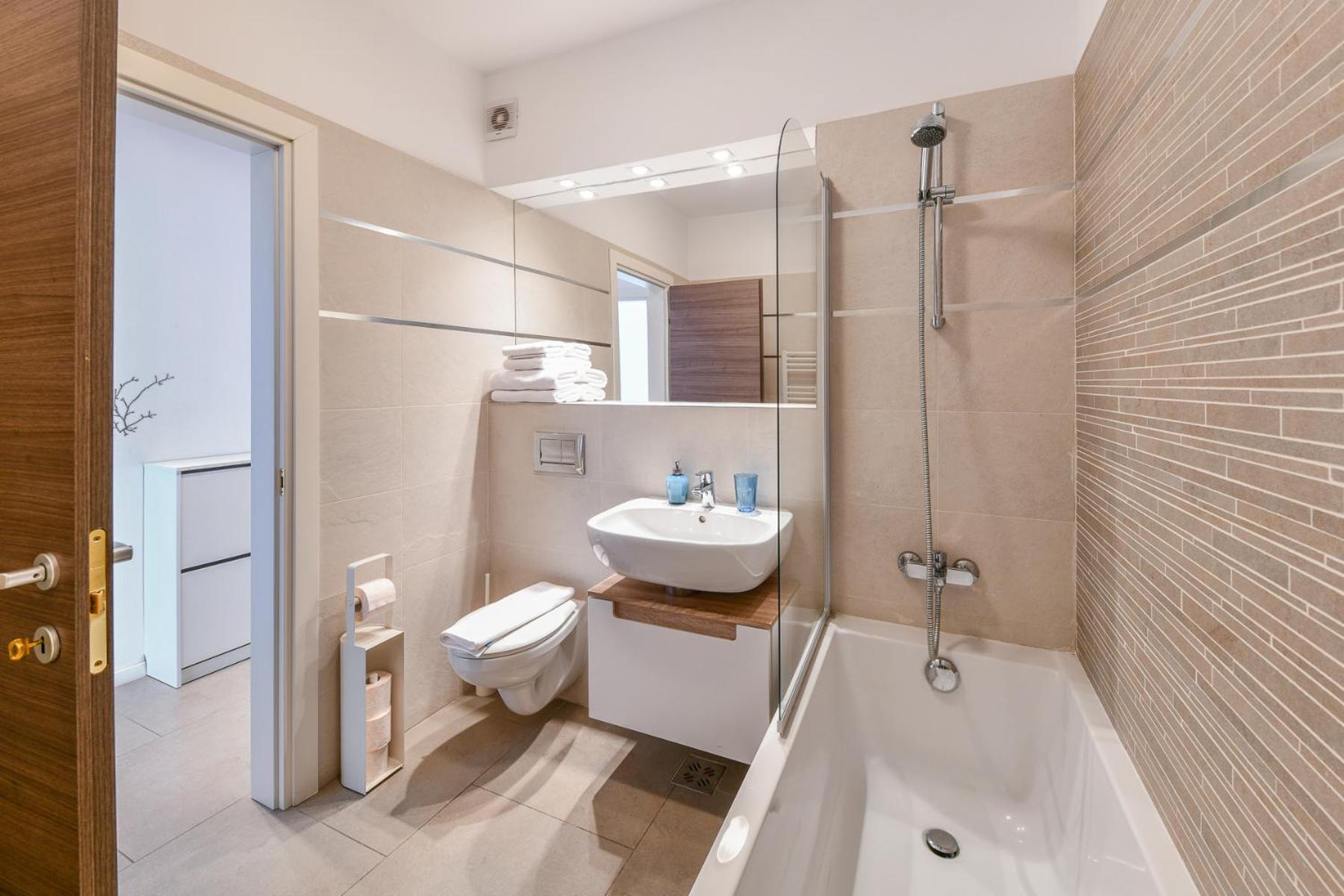 Cosy Central Stay w Parking view 5