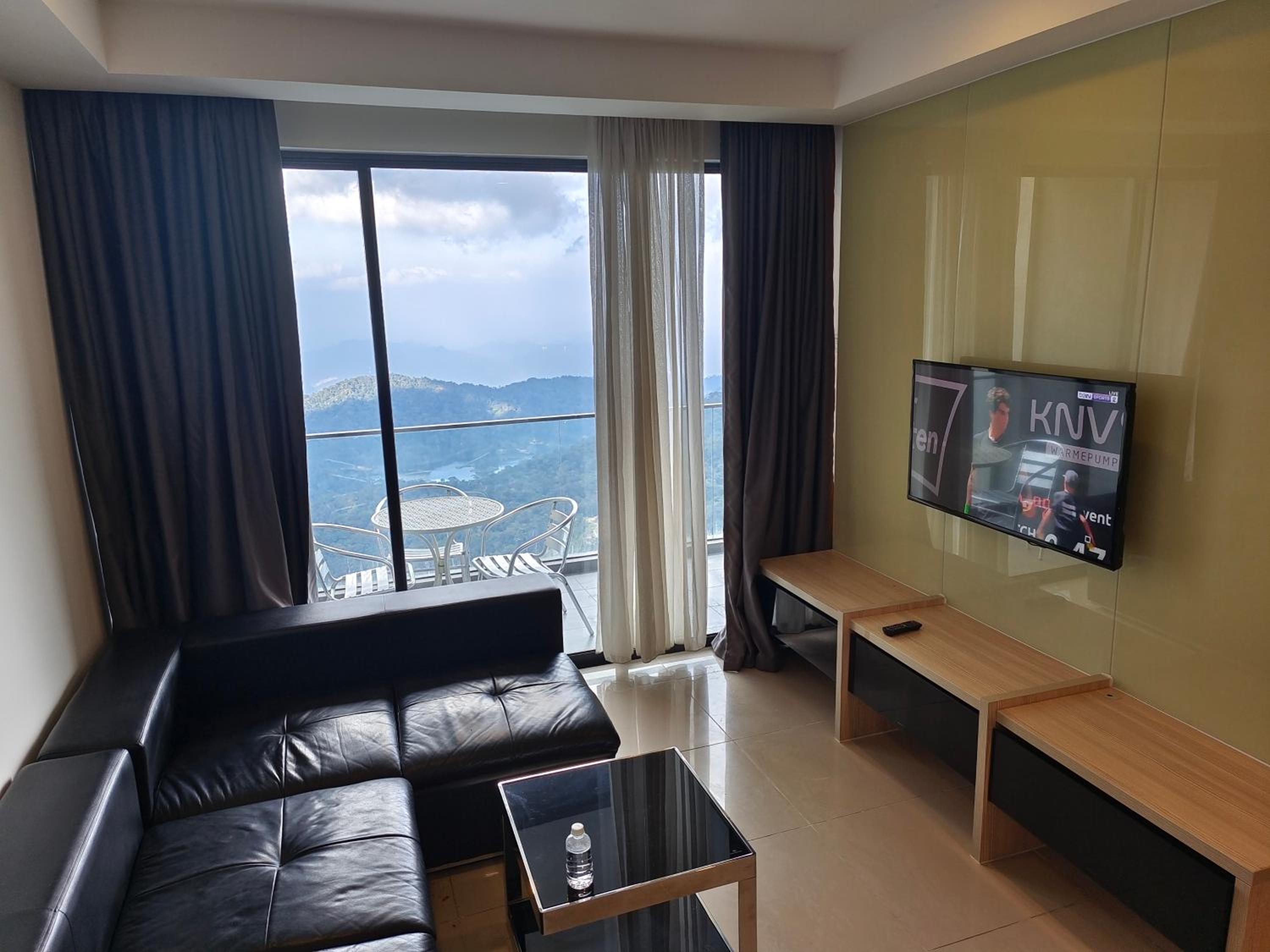 Genting Hilltop Homestay King & 5 framed bed for 7 photo 3