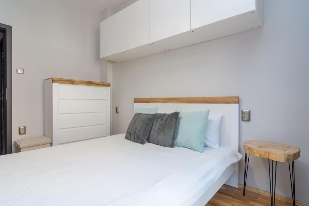 Modern design 1 bdrm, 4 guests, Top cente, Near Parliament, Self check-in