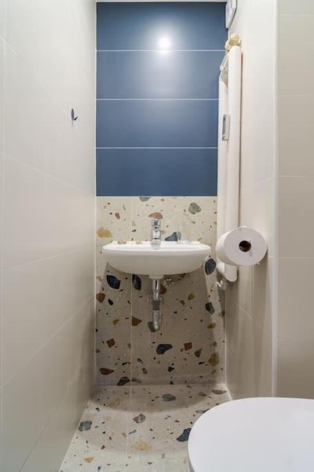 Modern design 1 bdrm, 4 guests, Top cente, Near Parliament, Self check-in