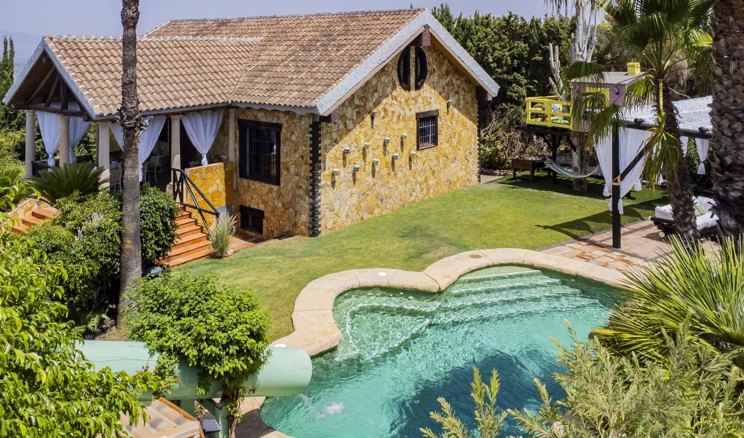 Cubo's Whitestone Villa Family Fun