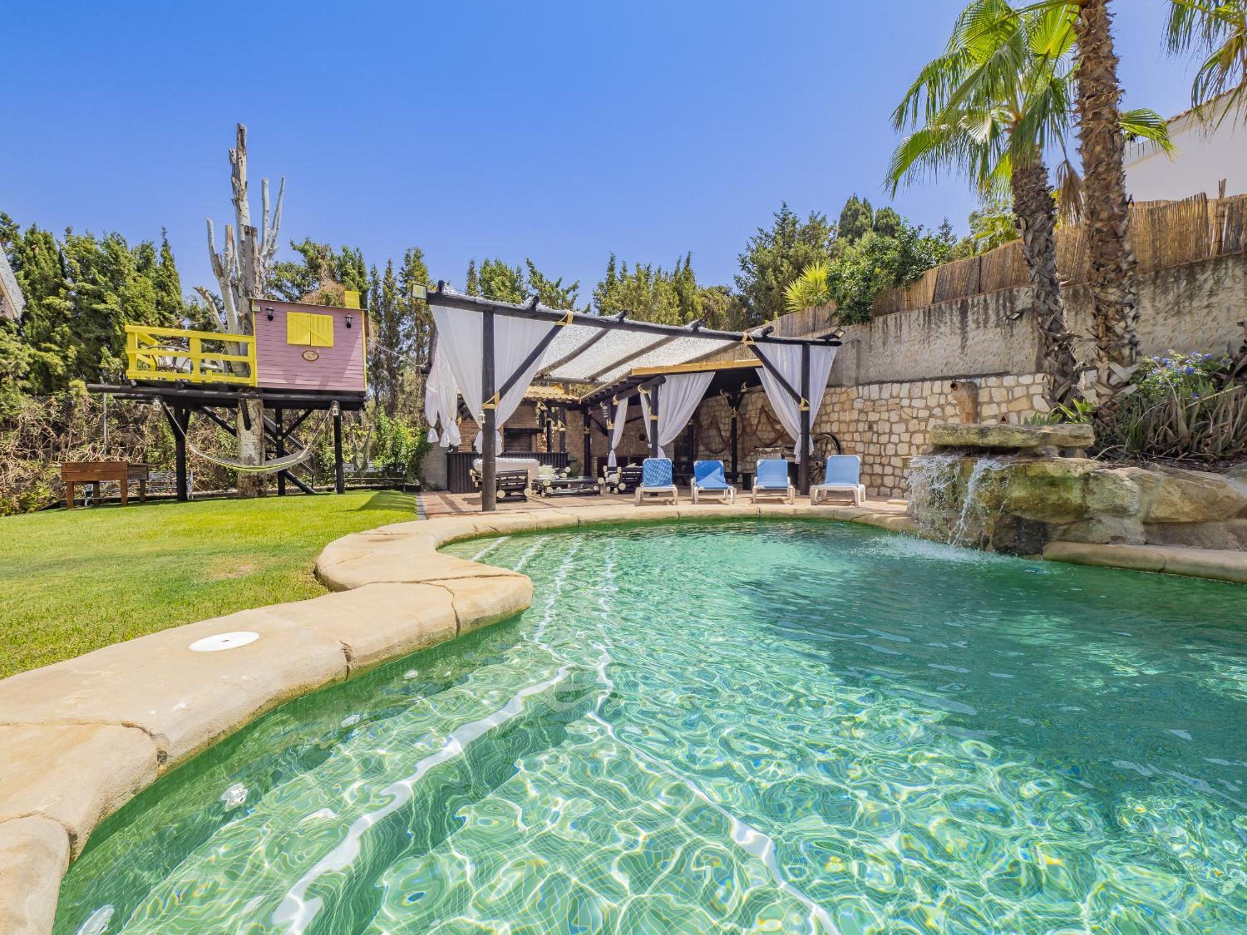 Cubo's Whitestone Villa Family Fun