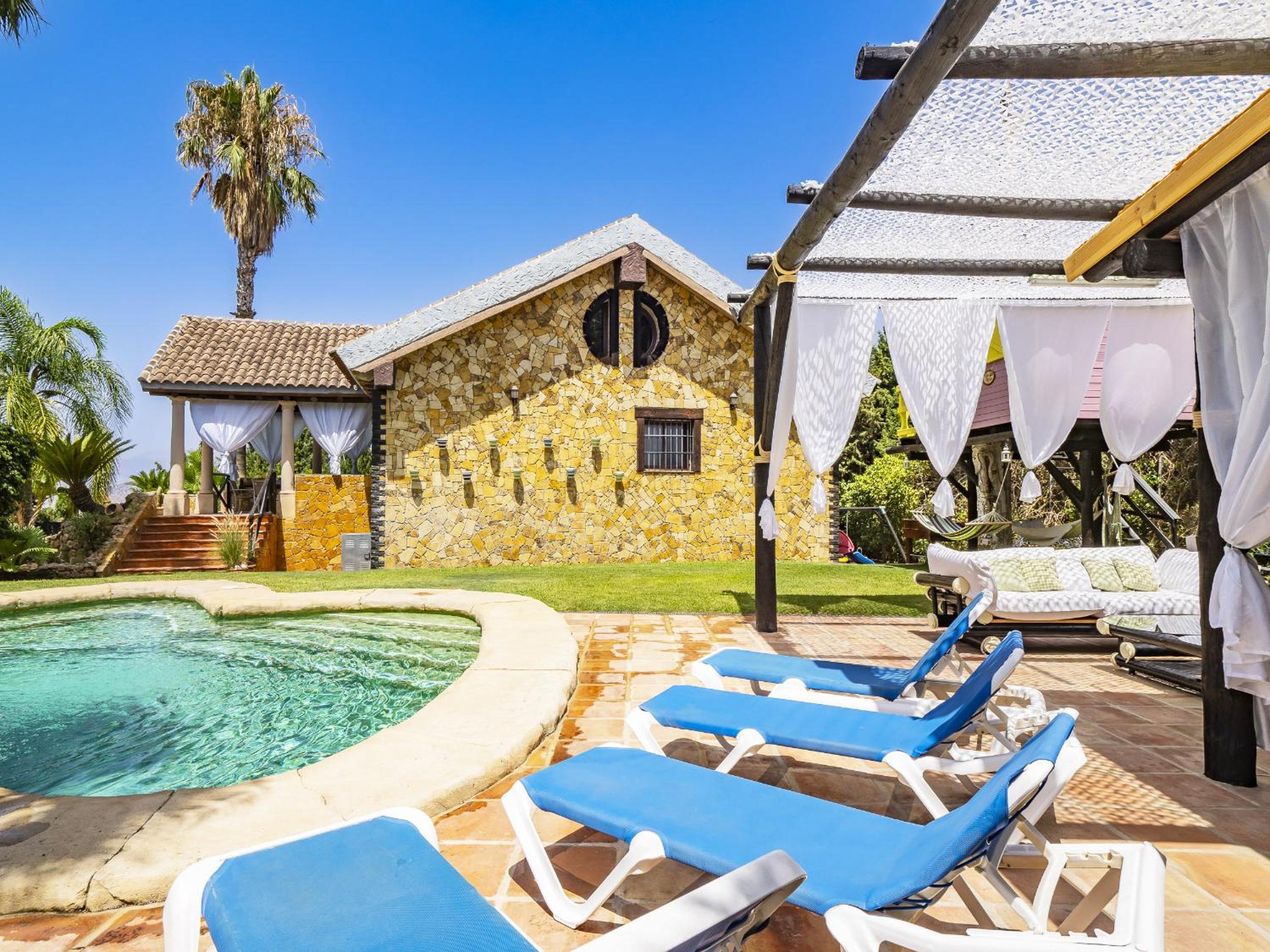 Cubo's Whitestone Villa Family Fun