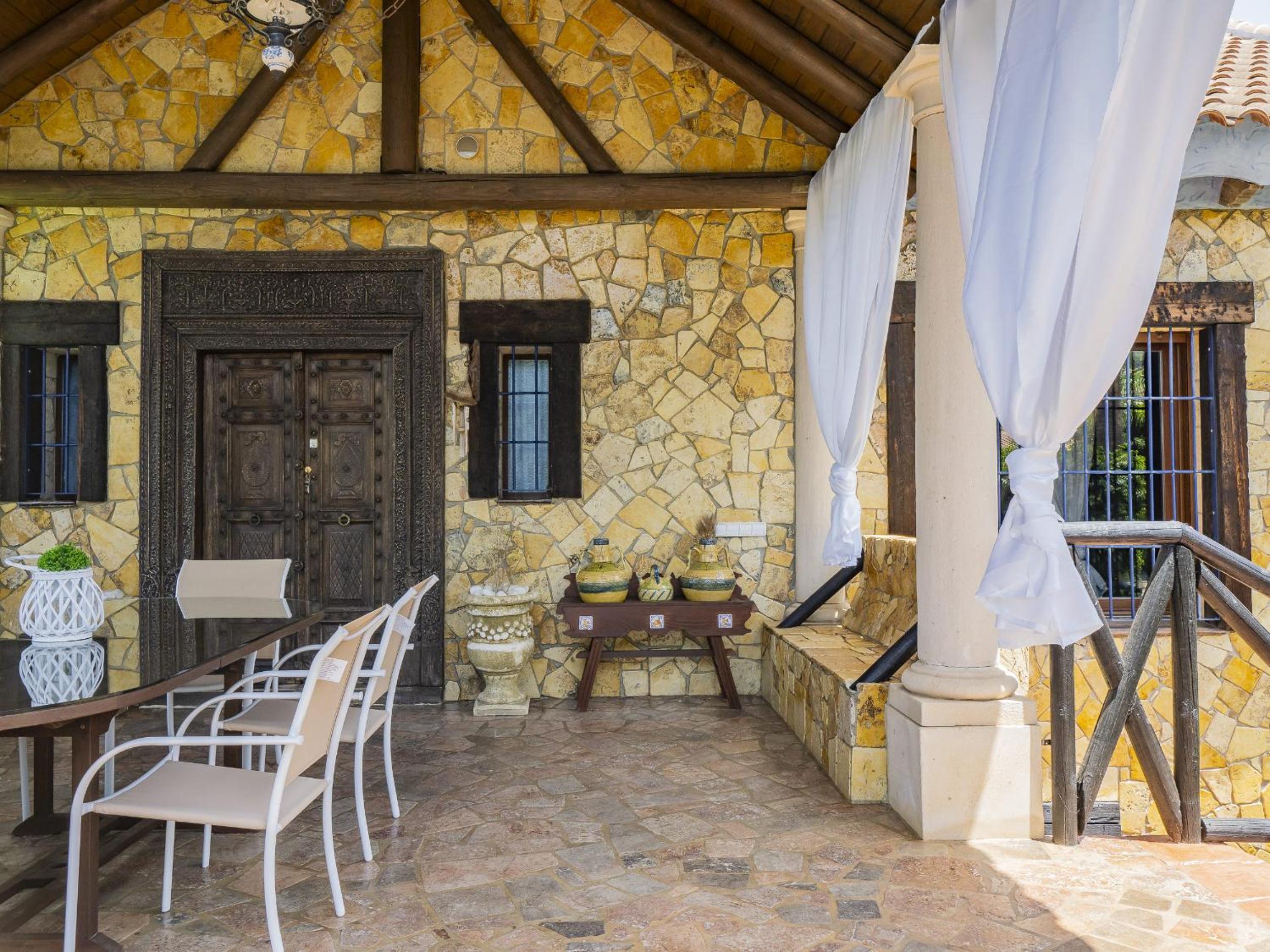Cubo's Whitestone Villa Family Fun