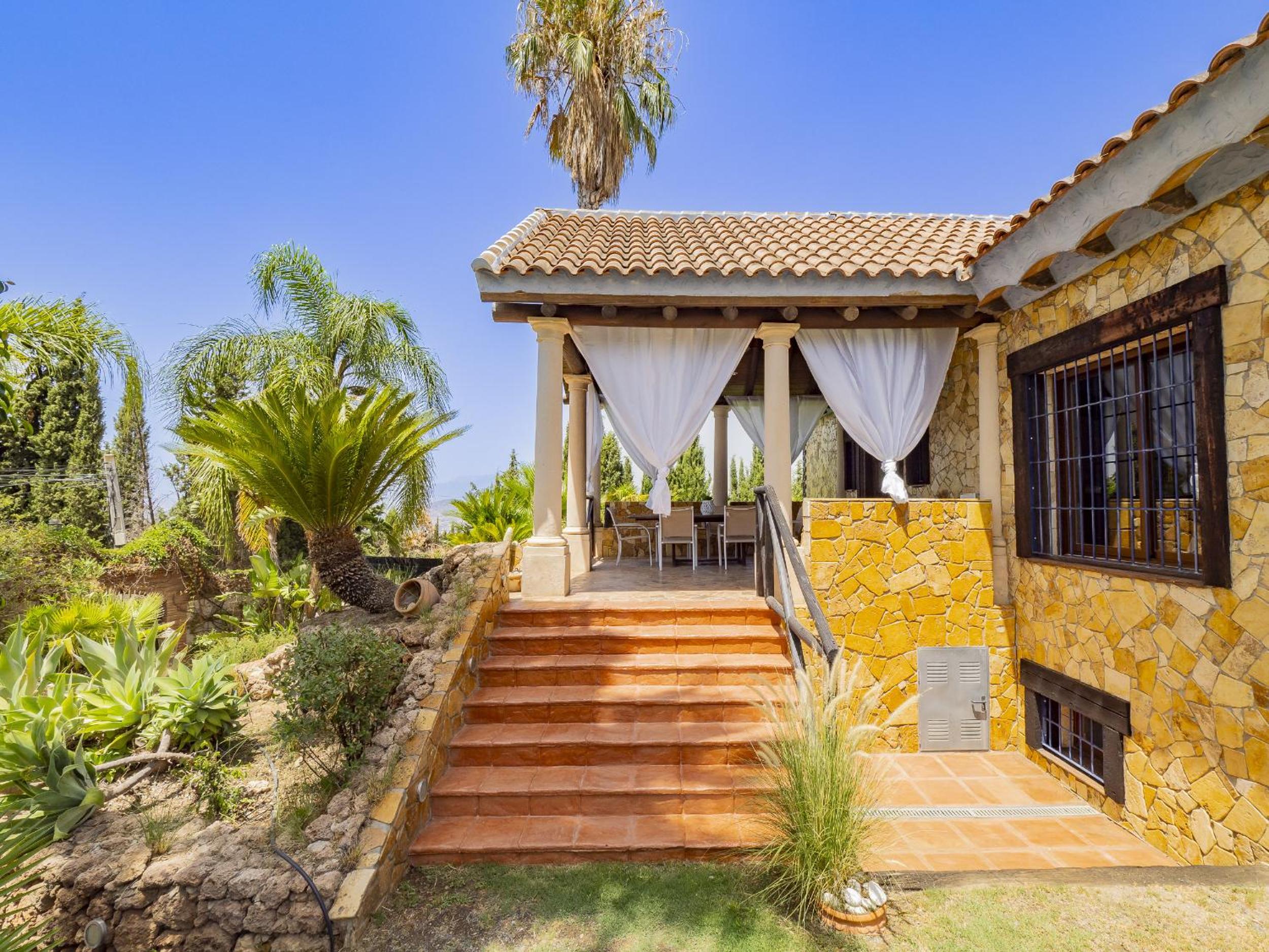 Cubo's Whitestone Villa Family Fun