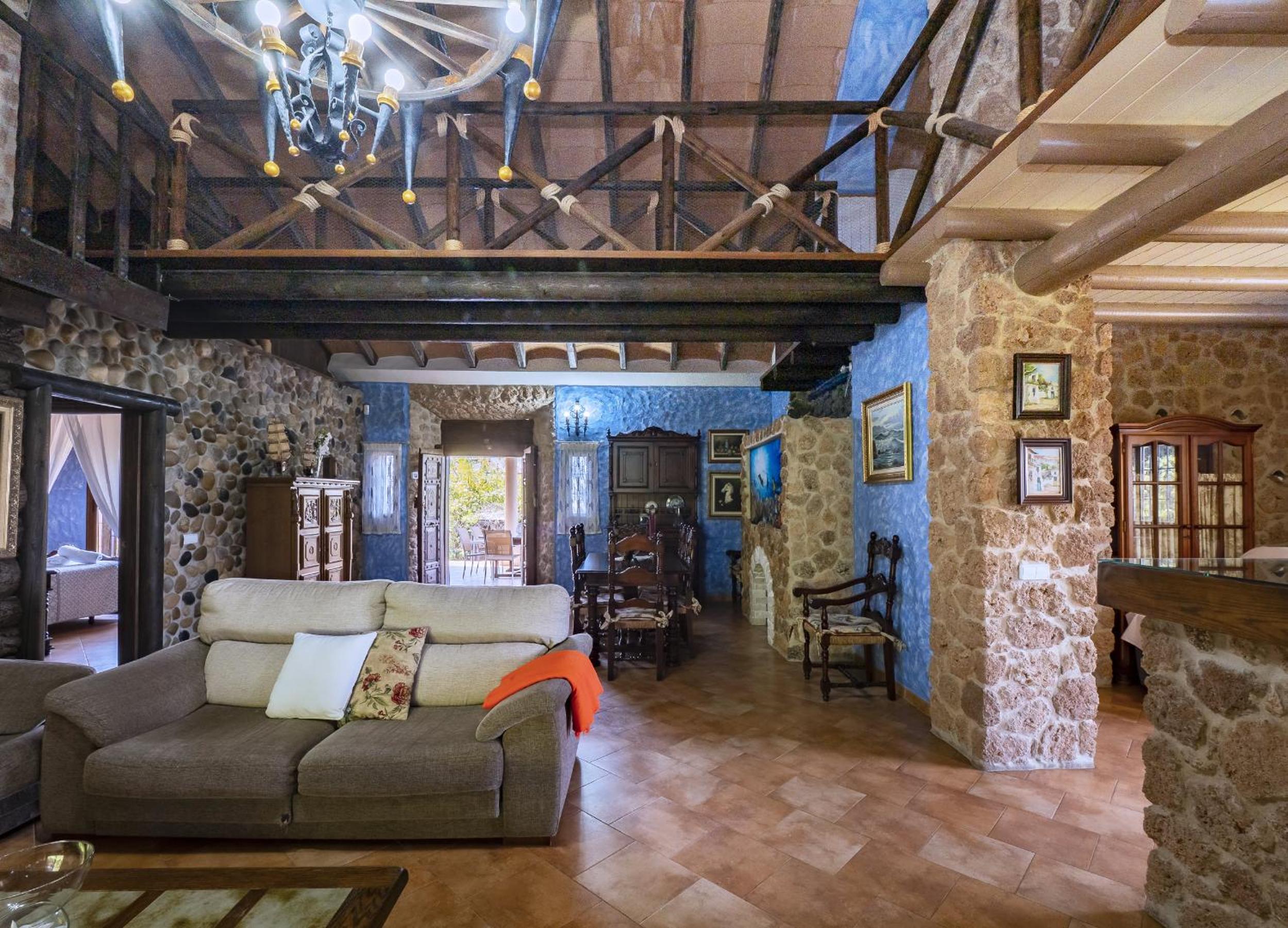 Cubo's Whitestone Villa Family Fun