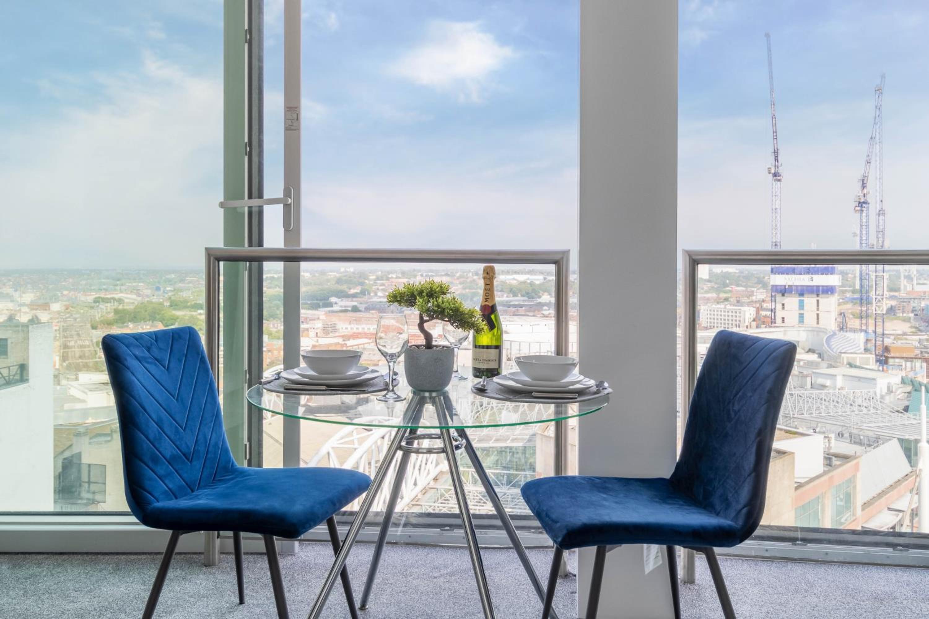 Modern & Stylish Studio With City Skyline Views & Free Parking view 5