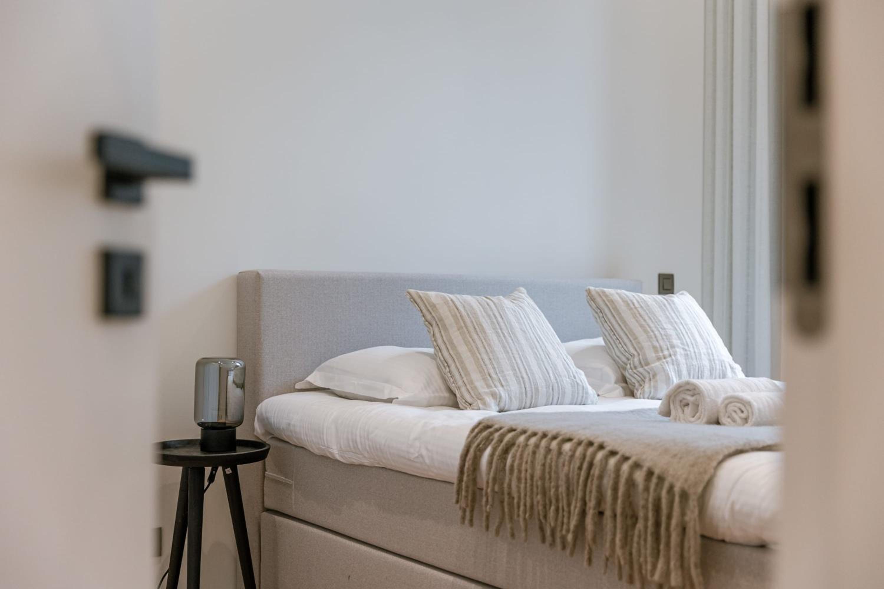 Huswell - Stunning seafront apartment with modern comforts and dike views