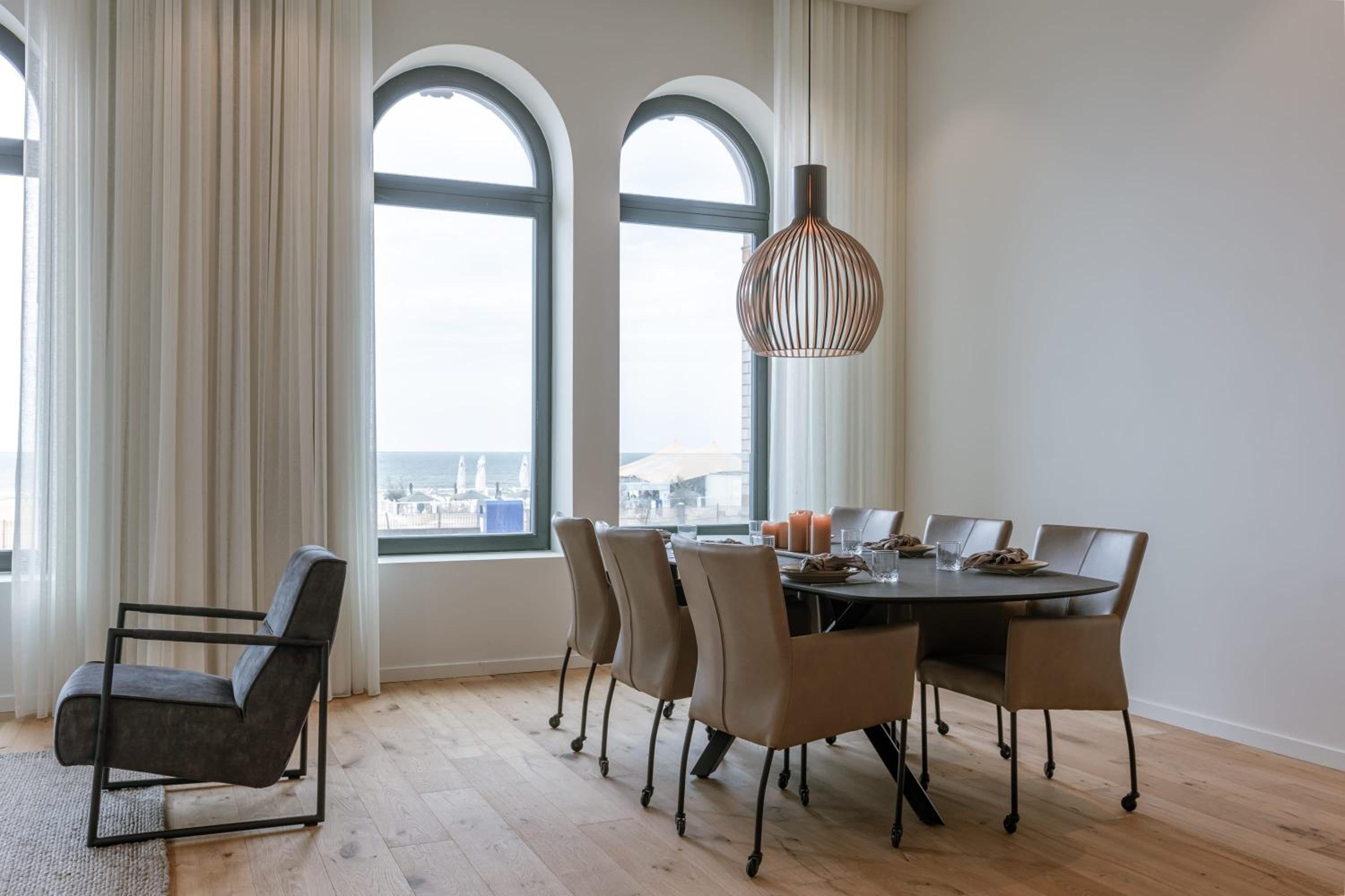 Huswell - Stunning seafront apartment with modern comforts and dike views