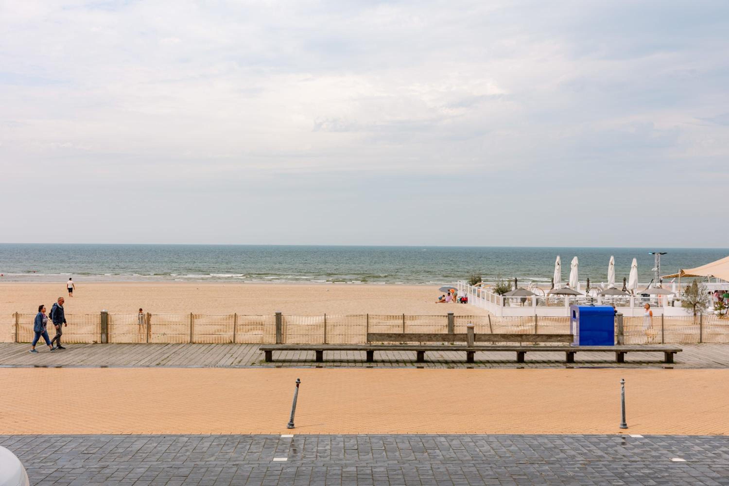 Huswell - Stunning seafront apartment with modern comforts and dike views