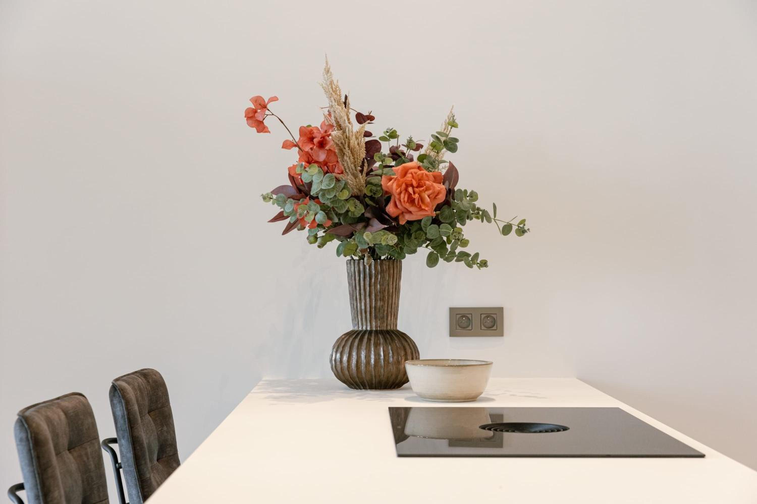Huswell - Stunning seafront apartment with modern comforts and dike views