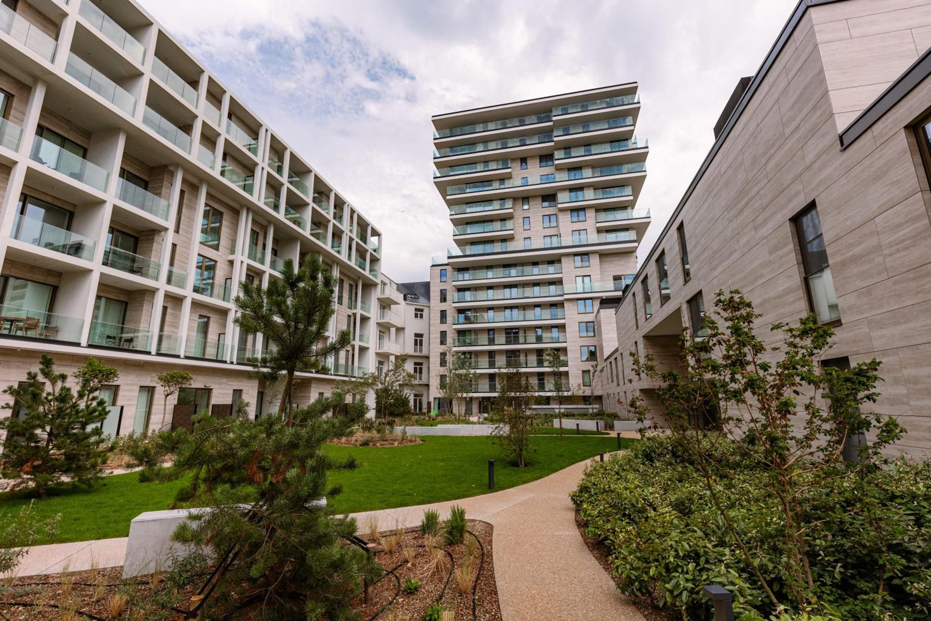 Huswell - Stunning seafront apartment with modern comforts and dike views