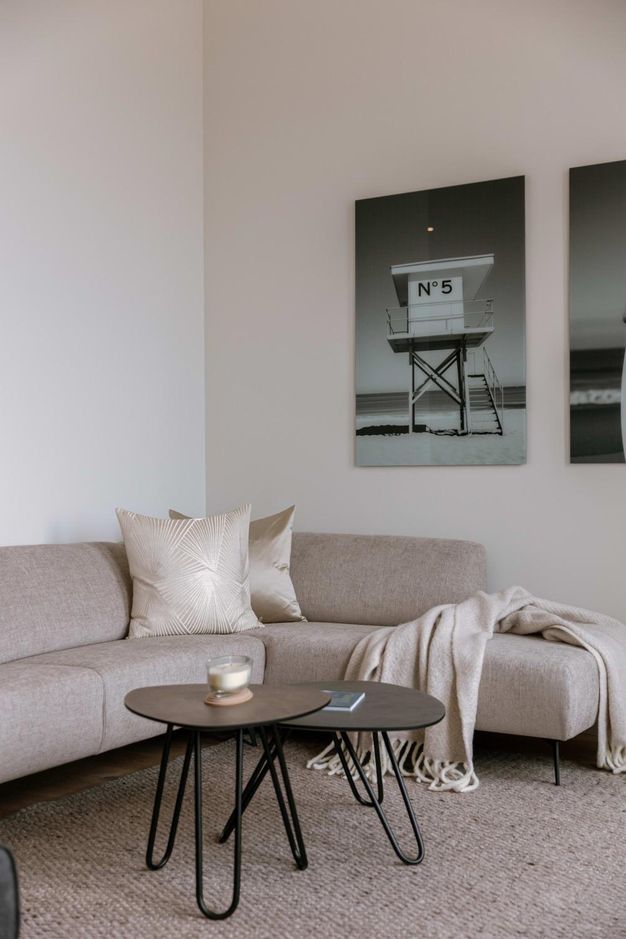 Huswell - Stunning seafront apartment with modern comforts and dike views